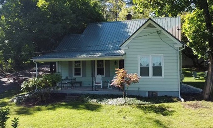 Huntingdon Cottage | Charming cottage close to Juniata College overlooking historic Huntingdon