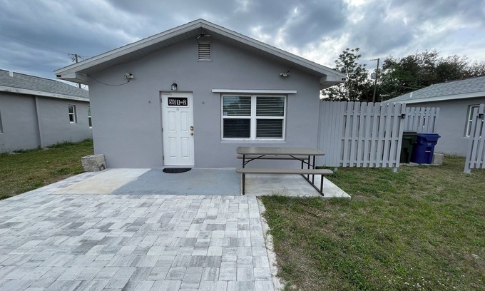 Warm Mineral Springs Cottage | Charming cottage for 2 across warm mineral springs park