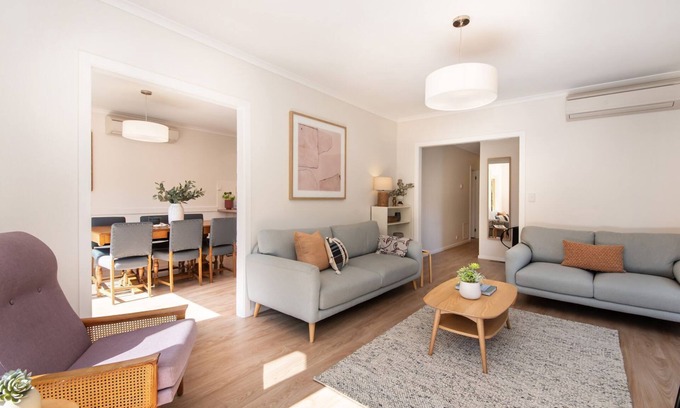 Hampton House | Charming Cottage in Beautiful Hampton