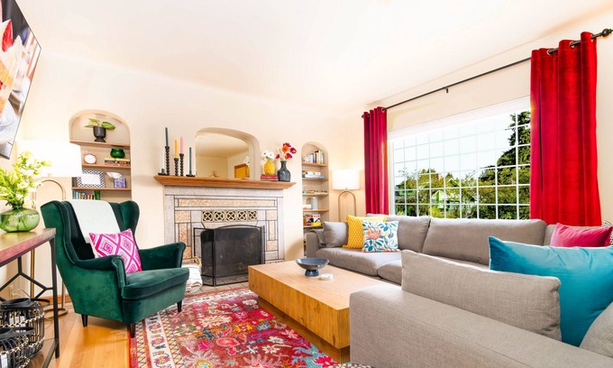 Port Angeles Cottage | Charming Cottage Retreat - with Hot Tub, Sauna & 5 min walk to town!