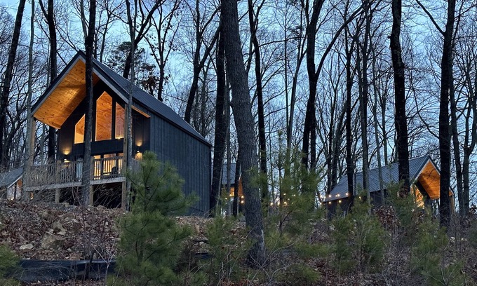 Gatlinburg - Pigeon Forge Cottage | Charming Cottage Retreat - Last Minute Deals!