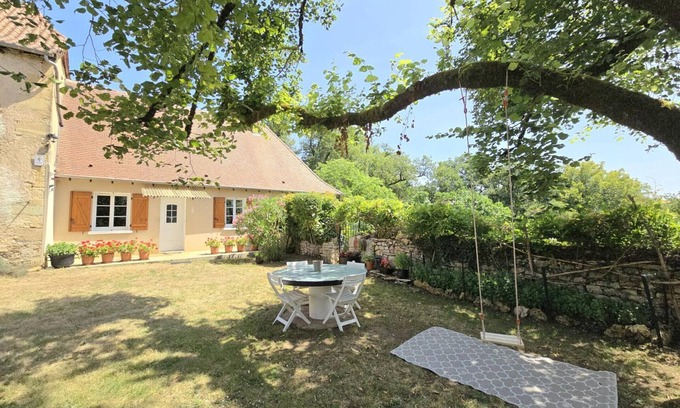 Tourtoirac Cottage | Charming cottage with fireplace in Dordogne