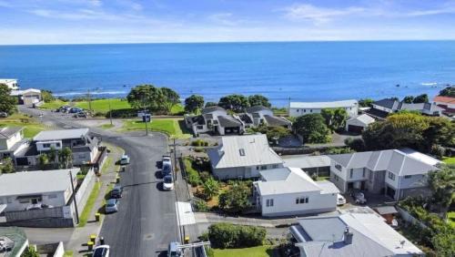New Plymouth House | Charming Cottage - with deck & beach access