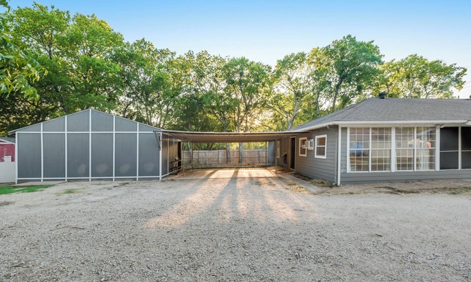 Denton Cottage | Charming cottage with WiFi and AC in phenomenal Denton