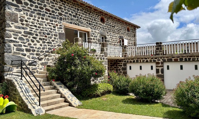 Seneujols Cottage | Charming Country Retreat: 3 Ensuite Bedrooms, Terrace, BBQ, Pet-Friendly, Fiber WiFi, Near Puy-en-Velay