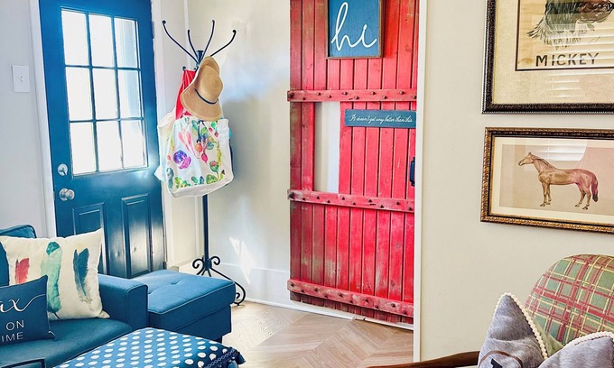 Three Oaks House | Charming, cozy and 5 star home STEPS to Journeyman & Acorn Theatre!