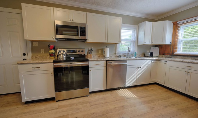 Bristol House | Charming & Cozy near King University ~ Queen Beds!