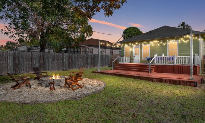 Oak Cliff House | Charming Craftsman by Bishop Arts & Downtown