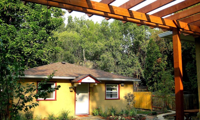 Walla Walla Cottage | Charming Creek Side Cottage with King bed Close to Whitman