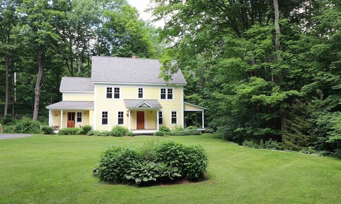 Waitsfield House | Charming creekside 4-BR country house near Sugarbush w/garage, EV charge, WiFi