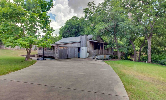 New Braunfels House | Charming dog-friendly home with expansive deck - near boat ramp & attractions