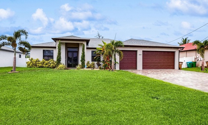 Trafalgar House | Charming dog-friendly home with pool, fireplace, fast WiFi, & washer/dryer