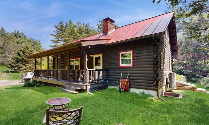 Easton House | Charming, dog-friendly cabin with a full kitchen, free WiFi, & private hot tub