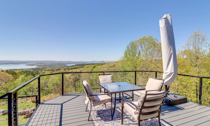 Edgemont House | Charming Edgemont Home w/Deck & Lake Views!
