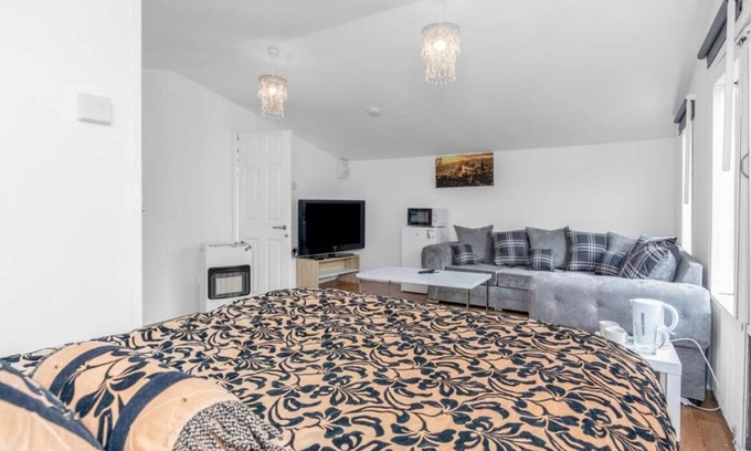 Blackburn House | Charming Edinburgh Guest Room with Private Entrance 5 min buses to city centre