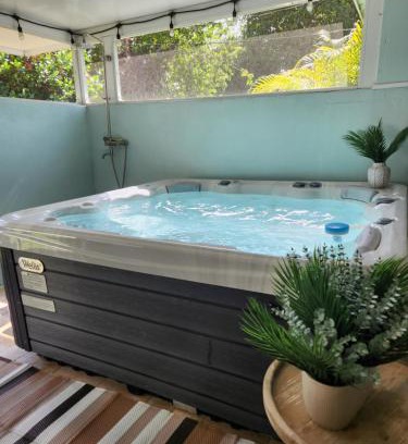 Hunt Club Villa | Charming ENTIRE HOME 6p Jacuzzi, garden & parking - WEST PALM BEACH