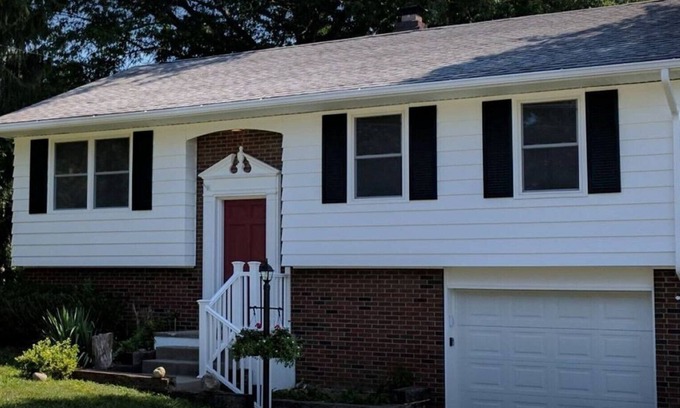 Jamestown House | Charming family home close to downtown