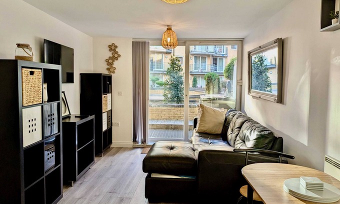 Feltham West Apartment | Charming Flat in Feltham, London