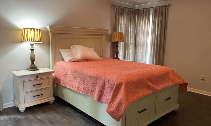 Cordova House | Charming furnished house in Cordova TN with WiFi, 2-car garage, jetted tub