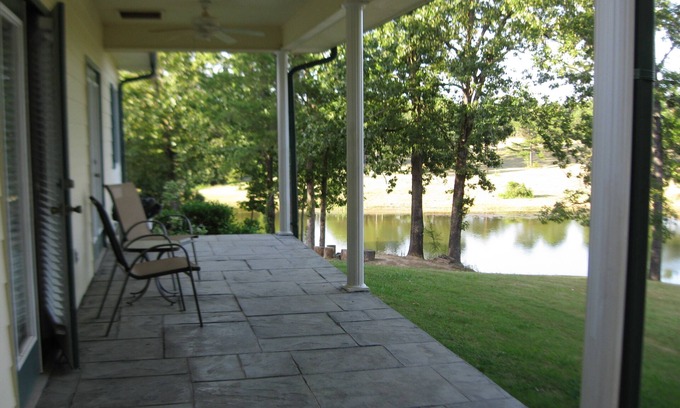 Calhoun County Cottage | Charming Guest Cottage - Very Private-25 Minutes from Oxford