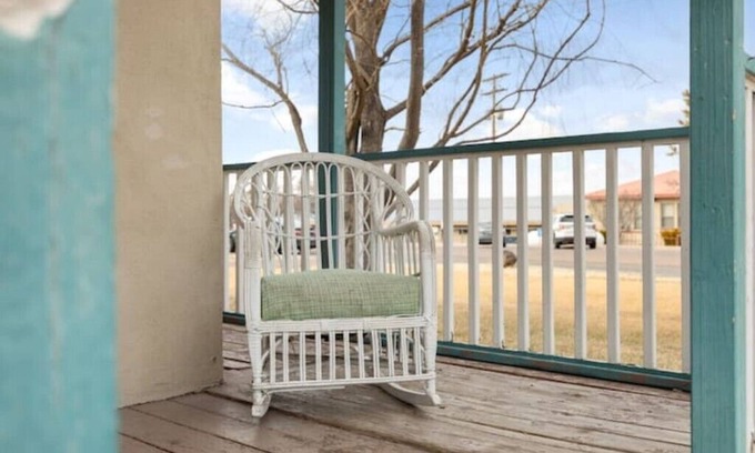 Springerville House | Charming Historic Home-30 mins to Greer-Sleeps 9- Mountain Thyme Cottage, yardnn