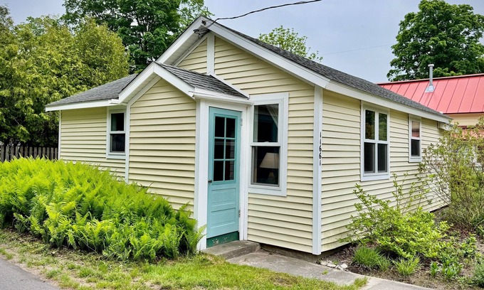 Empire House | Charming Holly's Cottage: In the Heart of Empire