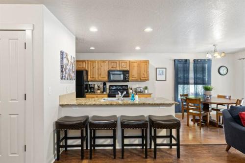 Meridian House | Charming home w/Fenced Yard On Quiet Street (98)