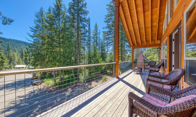 Government Camp House | Charming home with hot tub, fireplace & W/D - in great Government Camp location