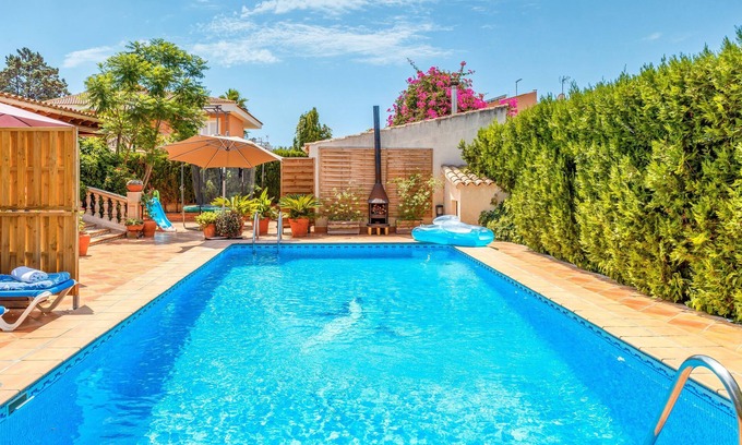 Badia Blava House | Charming Home with Pool, Generous Terrace, Garden and Wi-Fi