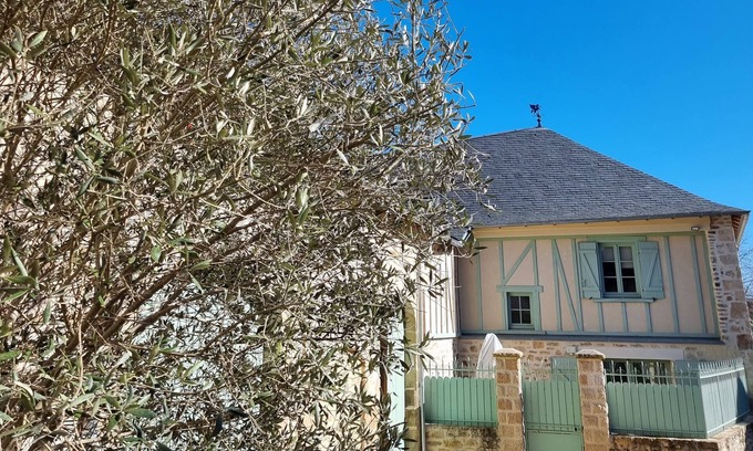 Le Lonzac House | Charming house and terrace in the heart of the village