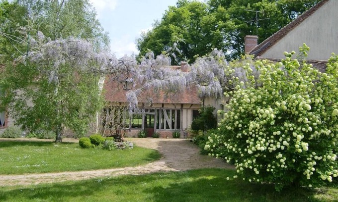Chatenoy House | Charming house on a property with pond near the forest