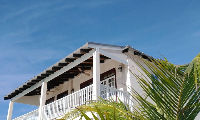 Nassau Condo | Charming Maple Canalfront Condo