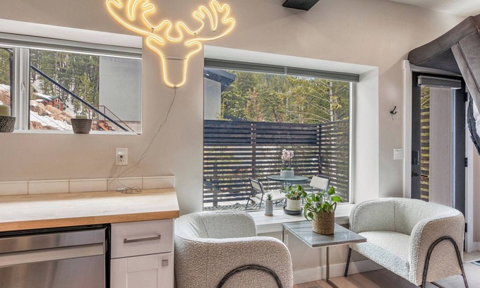 Summit Park Apartment | Charming, modern 2bed apartment w/large private garage in phenomenal Summit Park