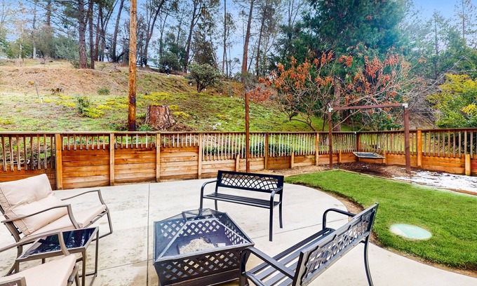 Yosemite Forks Cabin | Charming mountain retreat with wraparound deck, wood stove, & washer/dryer