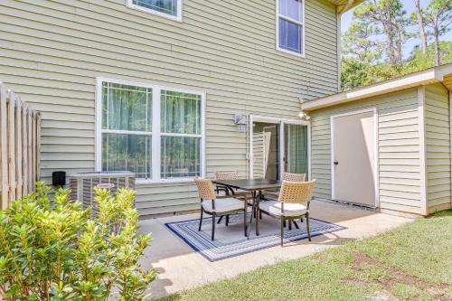 Navarre House | Charming Navarre Townhome 5 Mi to Beach!