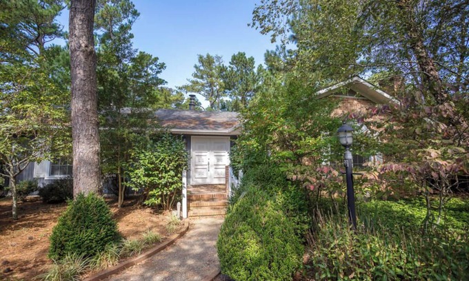 North Shores House | Charming North Shores Ranch Home: Pool, Tennis, Private Beach & Trails!