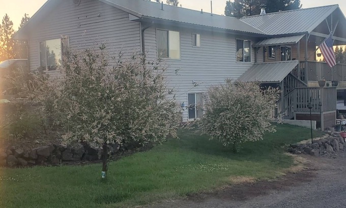 Idaho County House | Charming Northern Idaho Getaway. A 4-bedroom house in Kamiah with AC and WiFi.