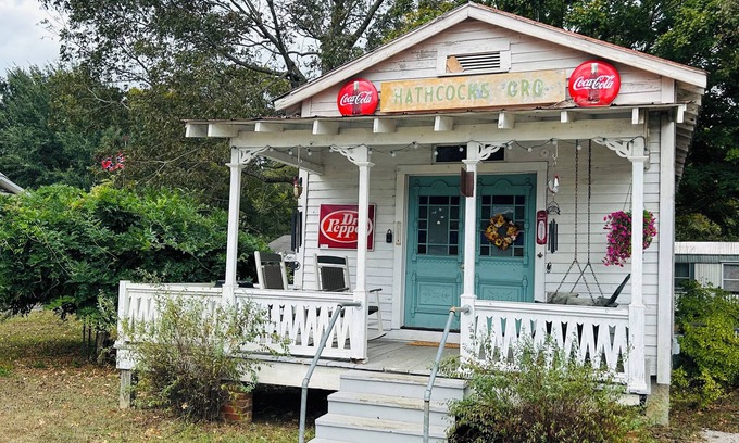 Centreville Apartment | Charming old country store style residence in the town of Brent, Alabama.