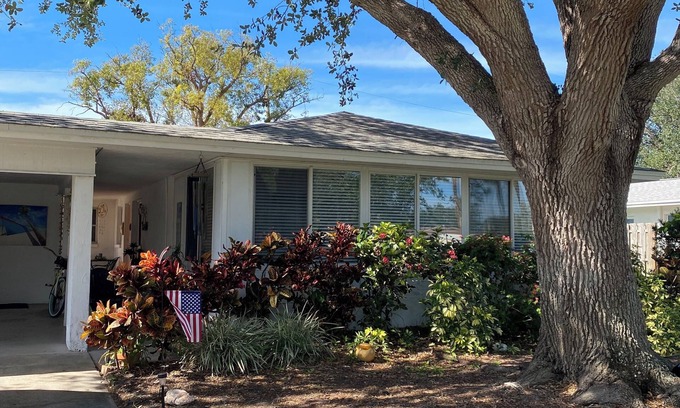 Gulf Gate Estates Villa | Charming "Old Florida" Villa - 2 miles from Siesta Key - Message BEFORE booking