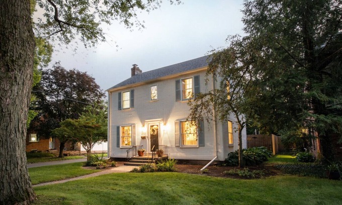 Ottawa Apartment | Charming Old Orchard home with fenced yard