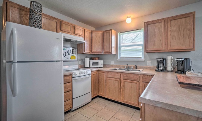 West Plains House | Charming One-Level Home w/Deck, Walk to Dtwn