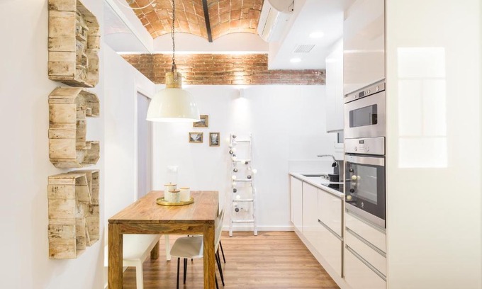 El Poble-sec Apartment | Charming Parallel