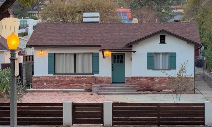 South Arroyo House | Charming Pasadena Retreat in a Central Location on a Gorgeous Tree-Lined Street