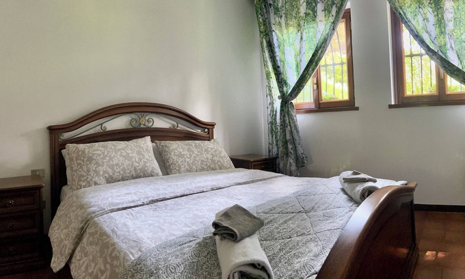 Asso Bed & Breakfast | Charming private room and bathroom with waterfall shower in guesthouse