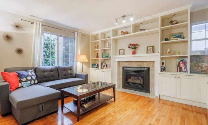 Kitsilano House | Charming & Relaxing Family Haven: Garden ~ Parking
