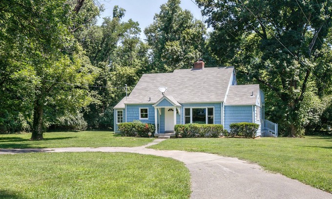 Lyndon House | Charming Remodeled 1930's Cottage Retreat - City Convenience in Country Setting
