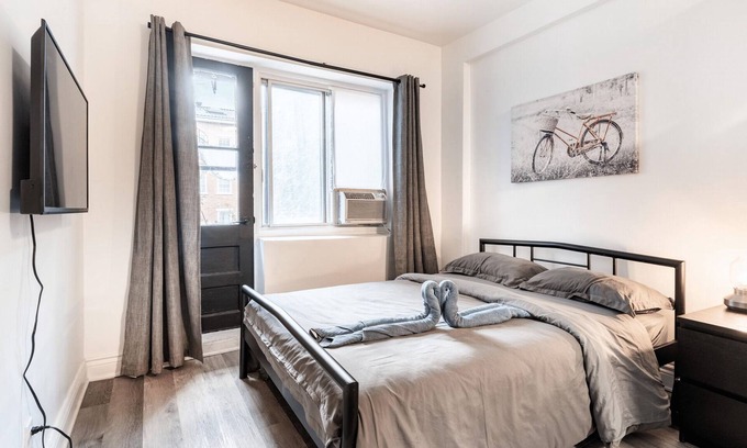 Mile End Apartment | Charming renovated studio AC/balcony