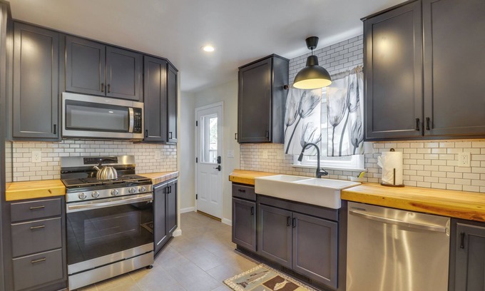 Fry's Spring House | Charming Retreat in Charlottesville w/Deck!