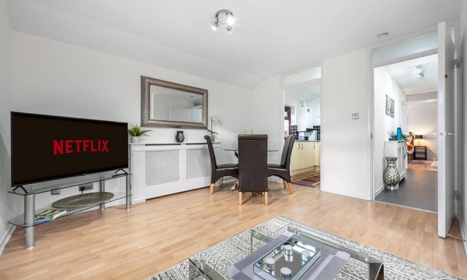 Waltham Cross Apartment | Charming Retreat in Waltham Cross. 20 Mins to Central London