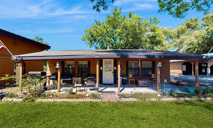 Longtown House | Charming retreat house with cozy living spaces, jetted tub, and Pet-friendly